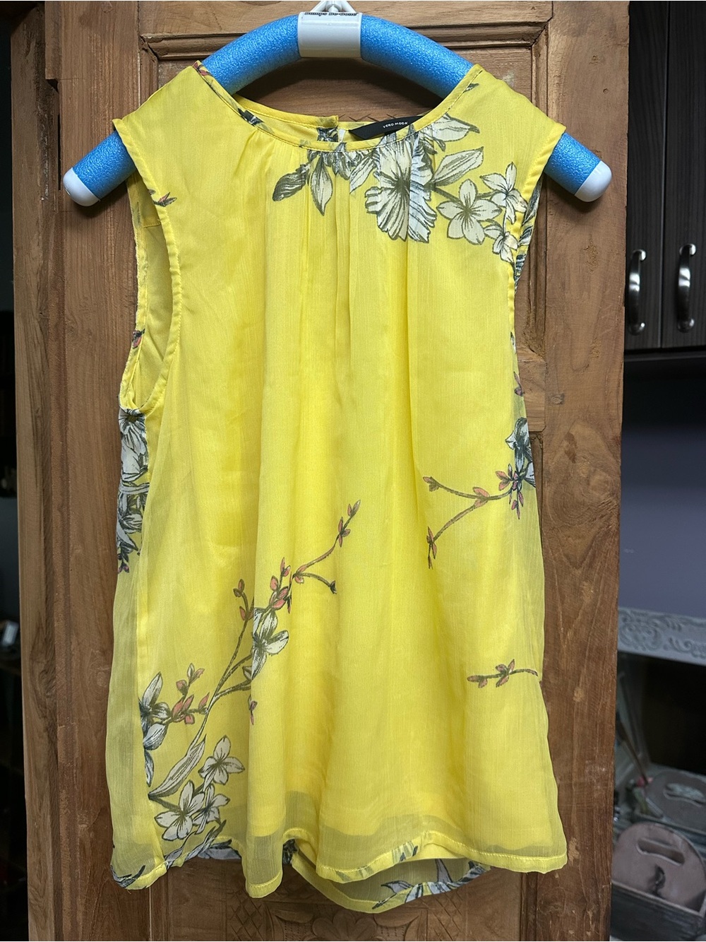 Sleeveless layered blouse yellow floral small Vero Moda boho flowy